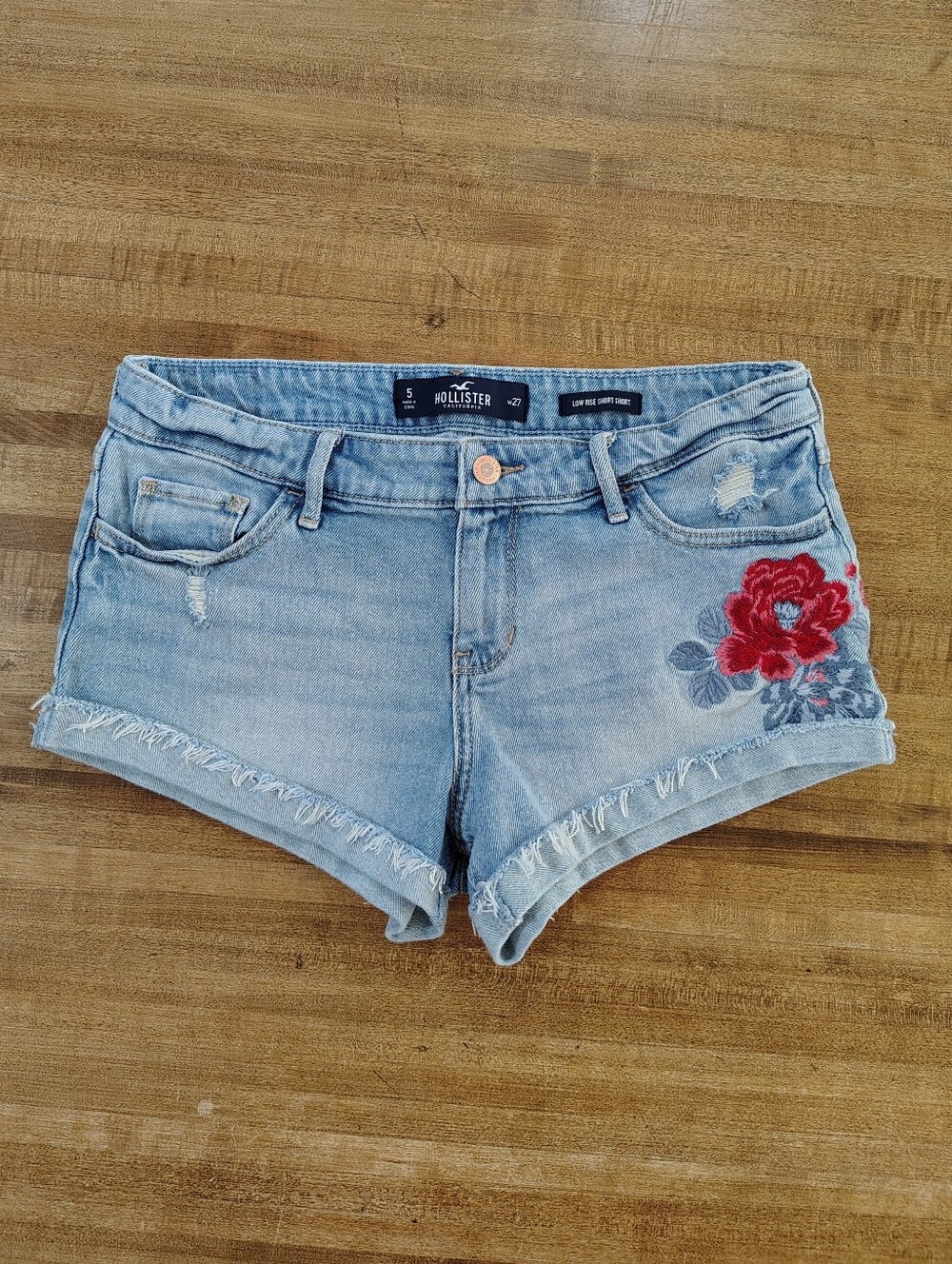 Hollister Low Rise Blue Denim Short Shorts Embroidered Floral Patch Size 5/27
